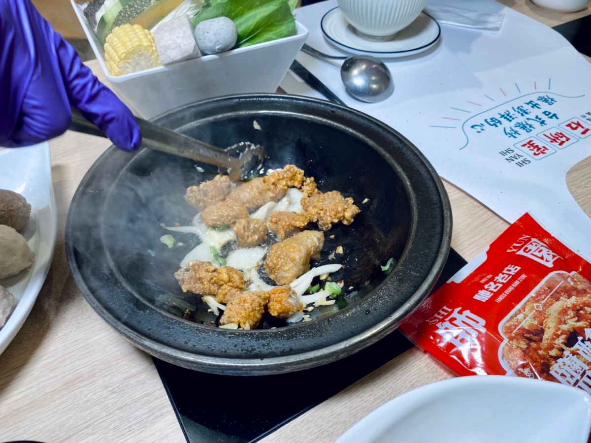 ▲夜市小吃「師園」蒜味鹽酥雞，和主打台式爆炒石頭火鍋的「石研室」，2/8～3/31聯手打造蒜你狠「爆炒鹽酥雞石頭鍋」及 辣個鍋「麻辣鍋尬鹽酥雞」；活動期間消費任一鍋物，可以49元優惠價加購「師園鹽酥雞」。Mr.Wish鮮果茶玩家也與這一鍋皇室秘藏鍋物，聯名推出「辣辣檸檬綠」與「辣芝芝烏龍」2款麻辣鍋手搖飲，嗜辣控可挑戰「加辣」版本。（圖／記者蕭涵云攝）