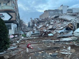 ▲土耳其南部於當地時間6日凌晨4時17分，發生規模7.4強震，造成死亡人數逾4000人。（圖／翻攝畫面）