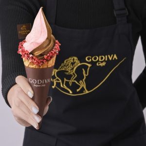 ▲草莓巧克力霜淇淋 / 草莓霜淇淋，各為220元。（圖／GODIVA提供）