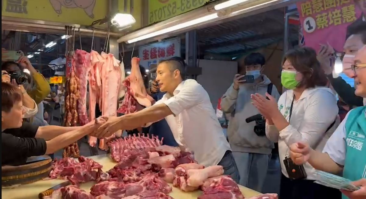 ▲吳怡農到南投市黃昏市場拜票，受到攤商歡迎。（圖／蔡培慧競辦提供，2023.02.08）