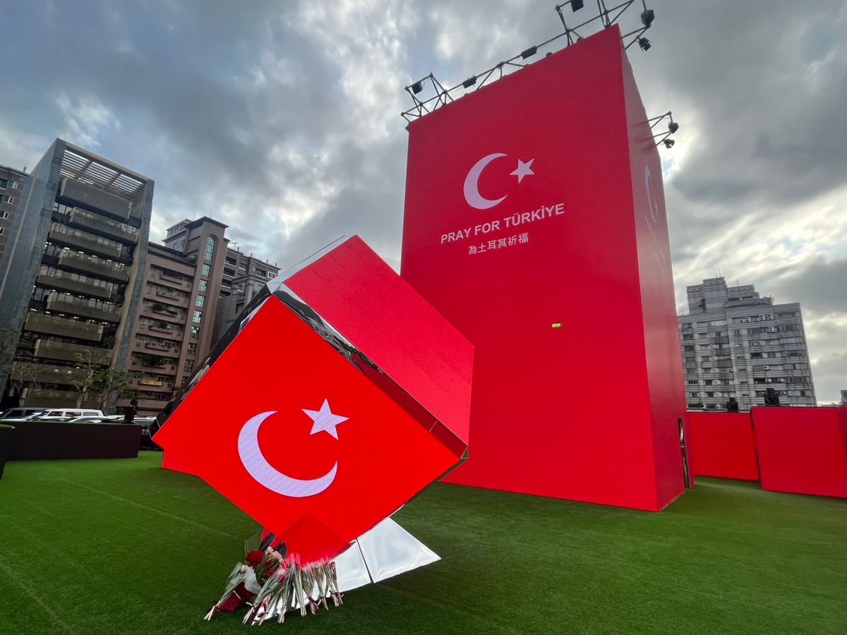 ▲全聯燈區播放「Pray for Türkiye為土耳其祈福」畫面，期望邀請觀賞觀眾共聚善念，傳遞愛的力量。（圖／記者鍾怡婷攝）