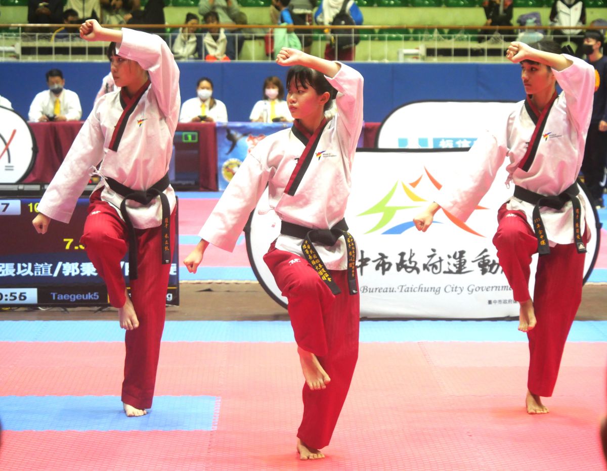 ▲有舞蹈基礎的張以諠(中)摘雙金。官方提供