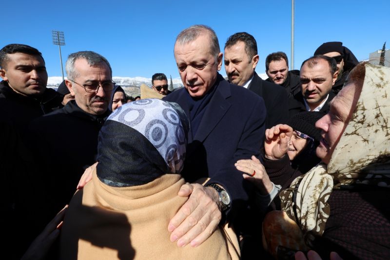 ▲土耳其總統艾爾段（Recep Tayyip Erdogan）前往震央所在地、土耳其南部城市卡拉曼馬拉斯（Kahramanmaras）訪視。（圖／美聯社／達志影像）