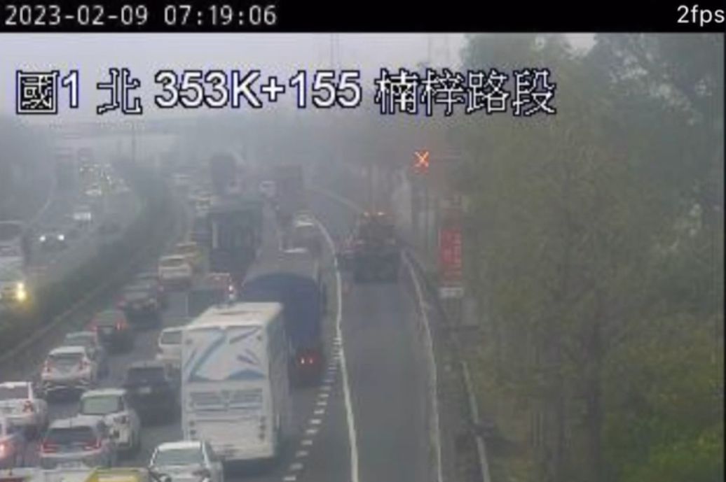 ▲國一北353.1k下岡山交流道前，路肩3車追撞事故。（圖／翻攝畫面）