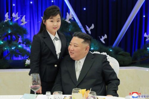 愛女被吹捧「北韓新星女將軍」　分析：金正恩因健康問題安排接班
