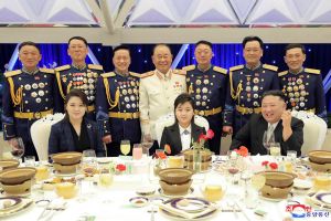 北韓舉行夜間閱兵 金正恩又帶愛女亮相「坐大位」