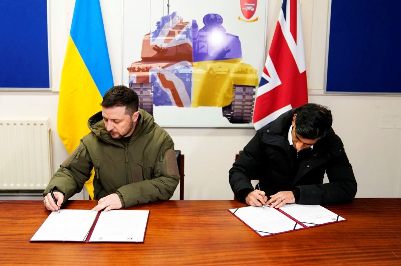 ▲烏克蘭總統澤倫斯基與英國首相蘇納克8日簽署「英烏團結聲明」，其中提到英國支持烏克蘭成為北大西洋公約組織（NATO）成員國，並將致力加速促進烏軍北約化。（圖／美聯社／達志影像）