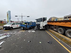 台中港驚傳嚴重車禍！多輛大小車連環碰撞　警消馳援搶救
