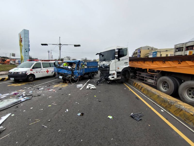 ▲台中港臨港路，今天（9日）上午11時許，發生一起嚴重車禍。（圖／翻攝畫面）