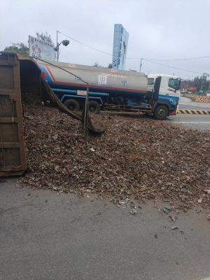 ▲其中一輛滿載的砂石車翻覆路中，導致該路段受阻。（圖／翻攝畫面）