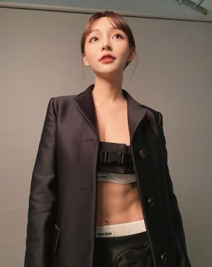 ▲林襄新造型超殺,「中空炸腹肌」曬出超辣馬甲線。(圖/翻攝自林襄IG) ▲林襄新造型超殺,「中空炸腹肌」曬出超辣馬甲線。(圖/翻攝自林襄IG)