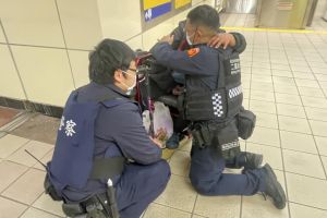 警察捷運站內「跪地擁身障婦」！背後原因引眾讚：超感動
