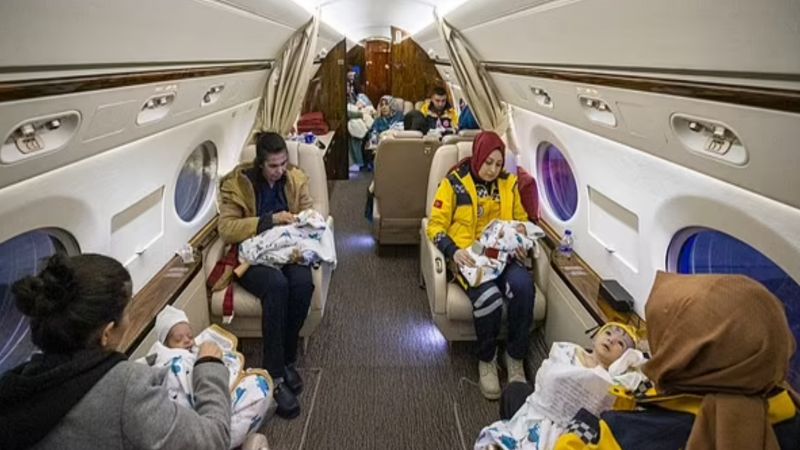 ▲土耳其總統艾爾段（Recep Tayyip Erdogan）的專機也用來馳援救災，並運送16名嬰兒前往首都安卡拉治療。（圖／翻攝自每日郵報）