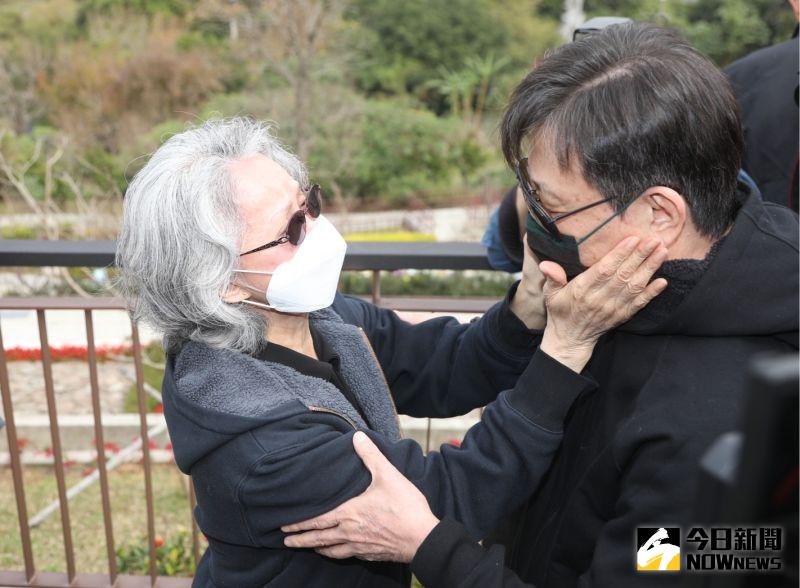 ▲李璇（左）撫摸寇世勳臉頰。（圖／記者陳明中攝）