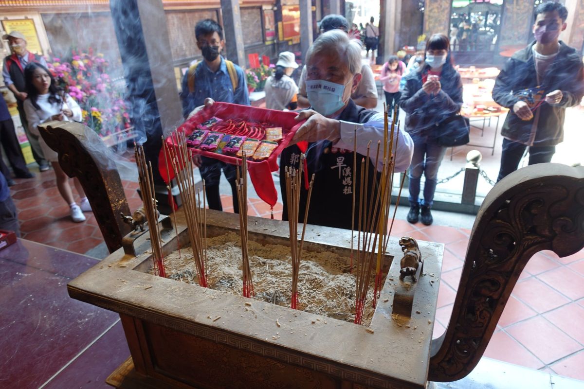 ▲參山處與樂成宮合作，推出月老殿加持的喔熊愛情御守要送給求姻緣的單身男女(圖／參山處提供2023.2.9)