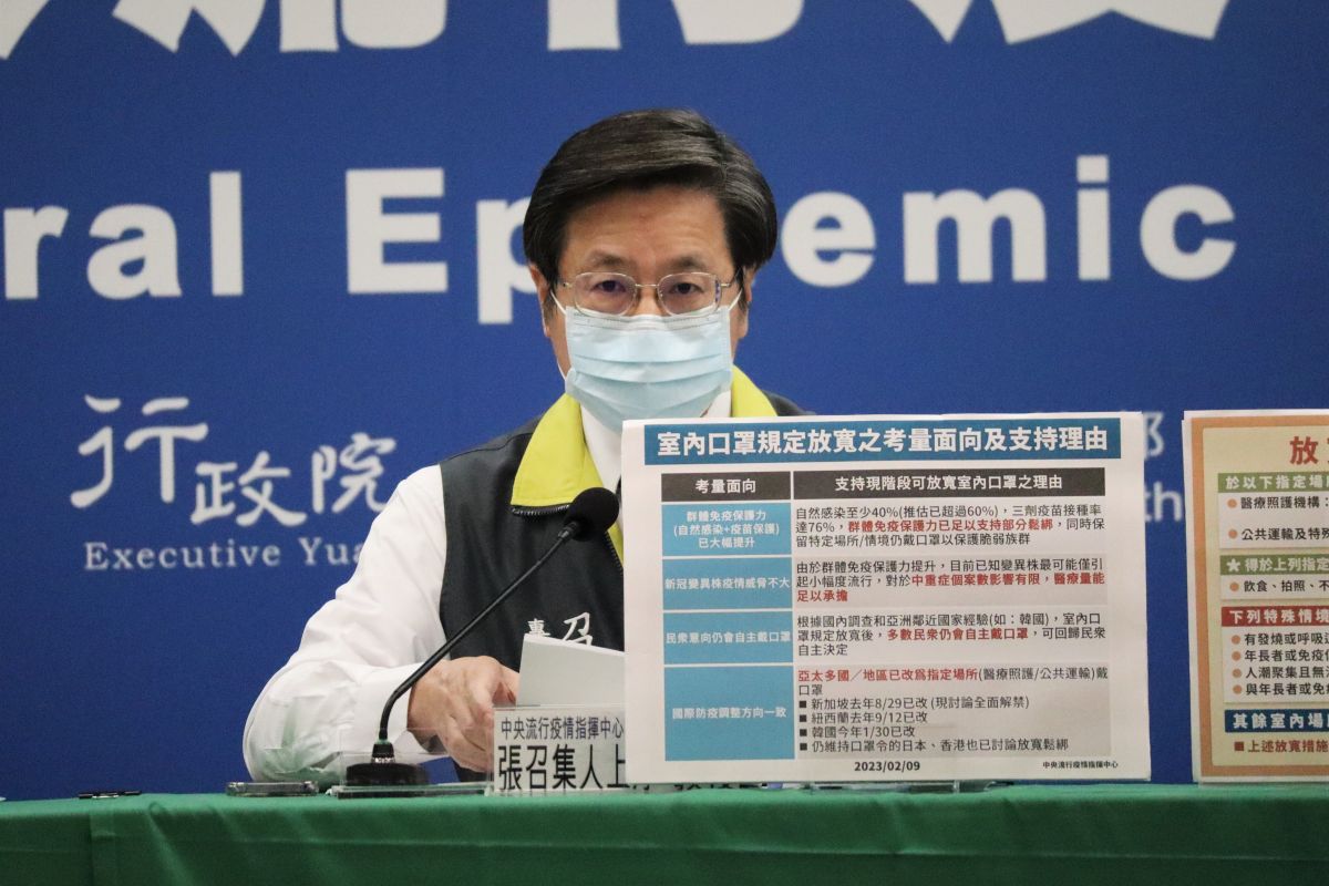 ▲指揮中心專家諮詢小組召集人張上淳，說明口罩鬆綁4大考量面向和支持理由。（圖／指揮中心）