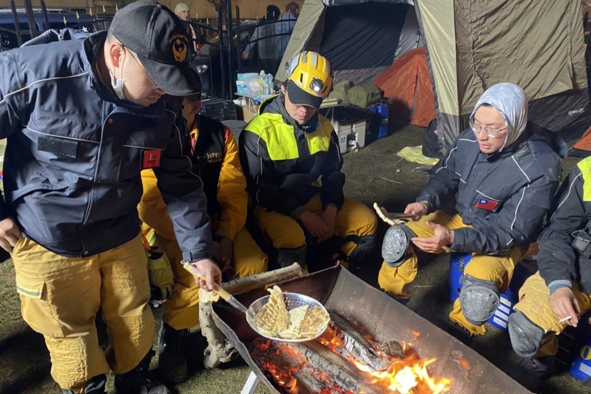 ▲台灣搜救隊前往土耳其阿德亞曼救災，當地氣溫白天5度，晚間則直直落至零下5度。（圖／臺北市搜救隊 臉書）