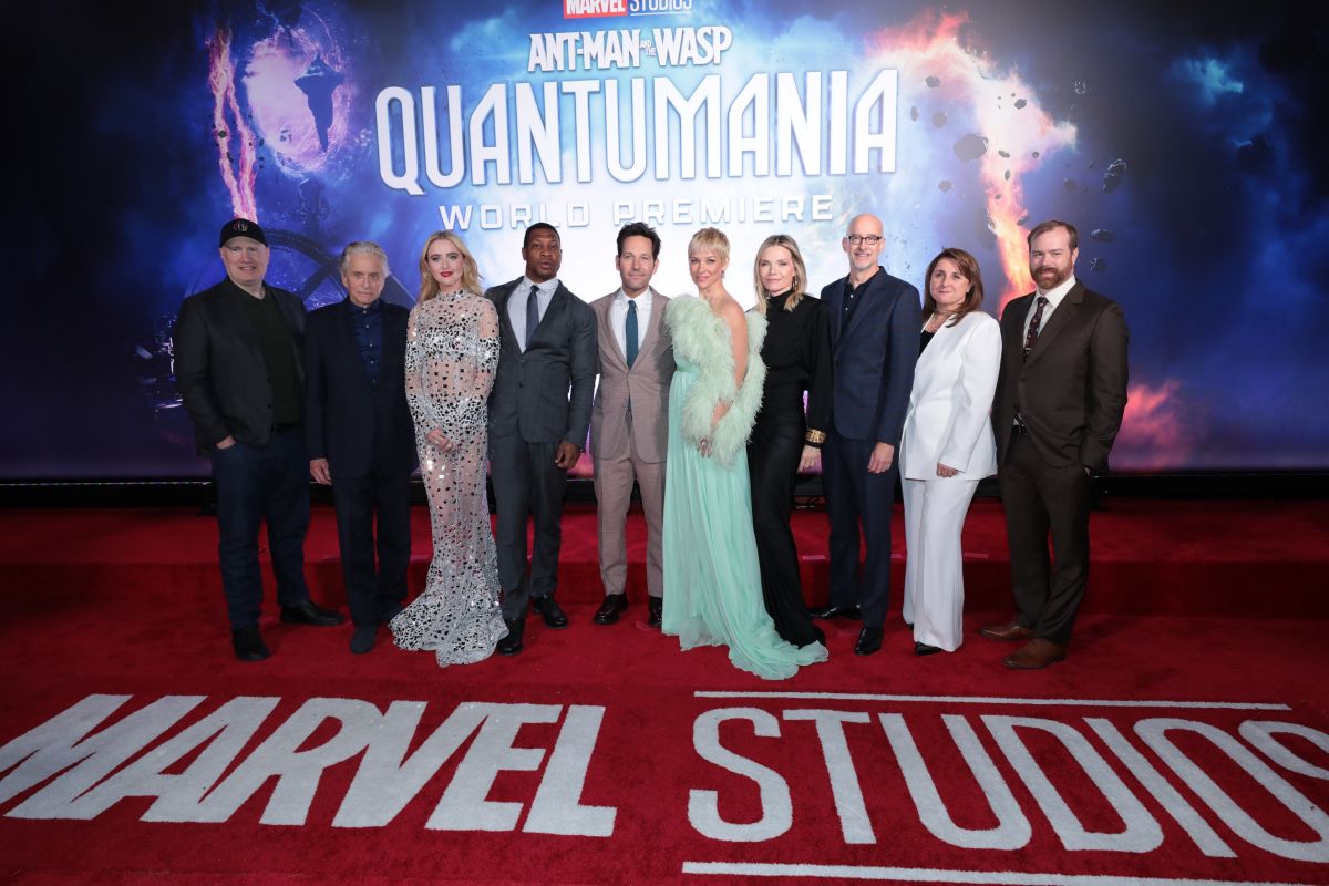▲《蟻人與黃蜂女：量子狂熱》日前於洛杉磯舉行世界首映，凱文費吉（左起）、麥克道格拉斯、凱瑟琳紐頓、強納森梅傑斯、保羅路德、伊凡潔琳莉莉、蜜雪兒菲佛、導演派頓瑞德與其他製片等人都出席。（圖／迪士尼提供）