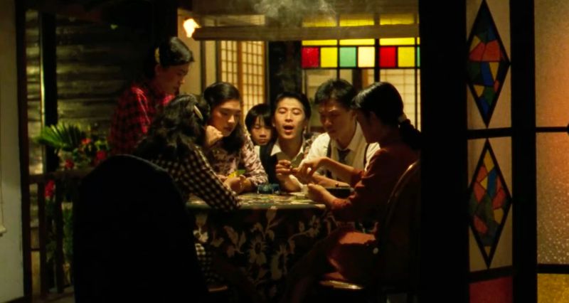 ▲《悲情城市》唐綺陽（左三）飾演酒家女打4色牌。