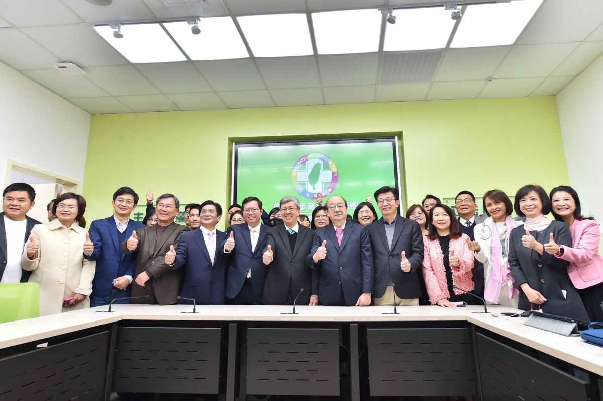 ▲民進黨將於6月前完成區域立委提名，力拚國會再次過半；圖為陳建仁、鄭文燦新內閣團隊赴立法院拜會民進黨團。（圖／行政院提供）