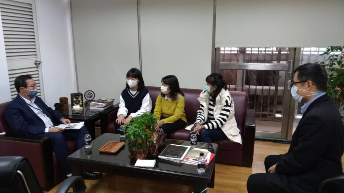 ▲外交部雲嘉南辦事處處長蕭勝中（左一）副處長林文俊（右一）與嘉義高商學生張寶云（左二）、越南籍媽媽阮菁慧（左三）、導師吳依亭（右二）分享外交工作心得。（圖／移民署）