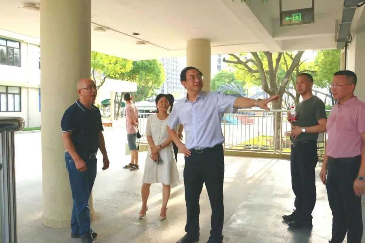 ▲浙江教育局長王勝戰遭爆找女學生陪睡、謀取學生餐廳利益，慘遭當局調查整肅。圖為2022年8月25日，王勝戰等人再當地小學指導工作。（圖／新民周刊）