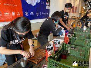 ▲2023KINGSHIP城市沖煮賽，今在台中市進行第三場初賽，選手要先進行台灣咖啡豆及進口豆配豆。 （圖／記者金武鳳攝，2023.2.9)