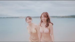 ▲林莎（左）、元元（右）在海灘上拍寫真。（圖／元元Youtube）