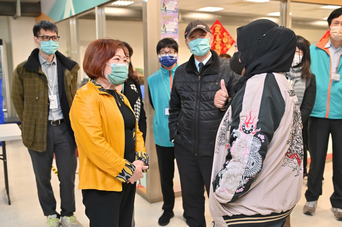 ▲勞動部部長與印尼移工寒暄。（圖／勞動部）