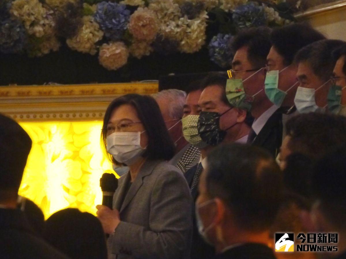 ▲蔡英文出席新北雲林同鄉會新春團拜，致詞時希望鄉親繼續團結愛護台灣，提振經濟繁榮。（圖 ／記者吳嘉億攝，2023.02.09）