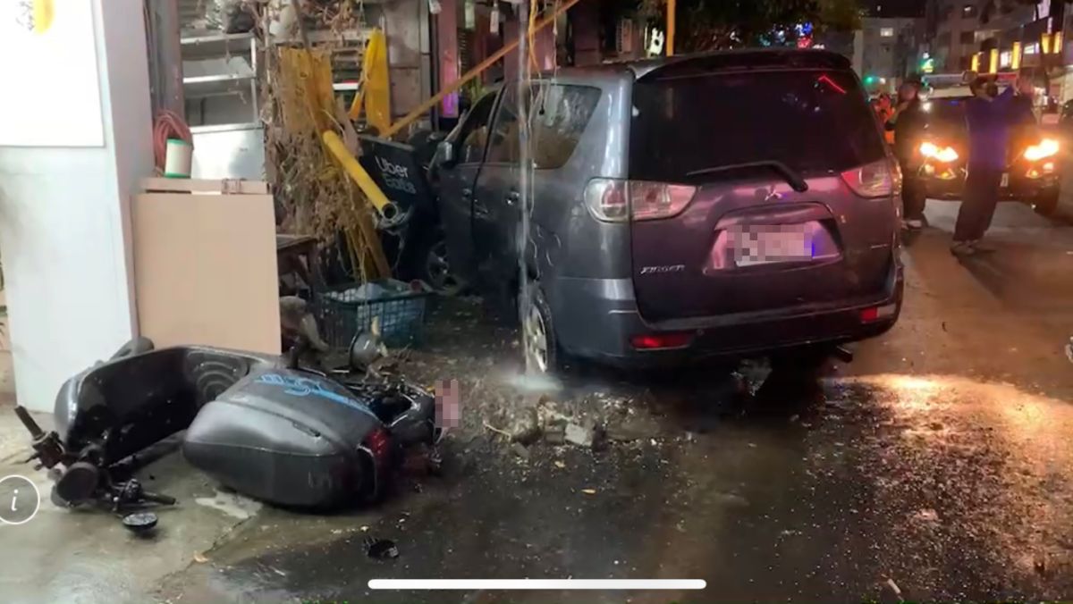 ▲台中市南屯區向心路，今（9）日晚間8點40分左右，一輛轎車不明原因失控，先擦撞2部自小客車及4部機車，之後再撞進騎樓，造成3人受傷。（圖／翻攝自記者爆料網）