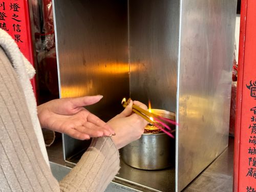 ▲拜月老，台北霞海城隍廟，情人節。(圖／記者周淑萍攝)