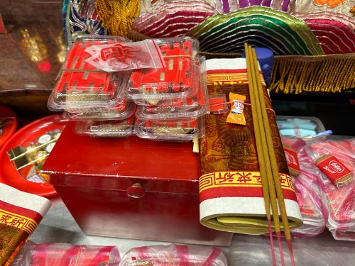 ▲月老喜愛吃甜食，通常建議準備有吉祥諧音與含意的甜食，並且注意每種供品都要準備雙數，不需單數，且建議使用分裝好的小包裝。（圖／記者周淑萍攝）