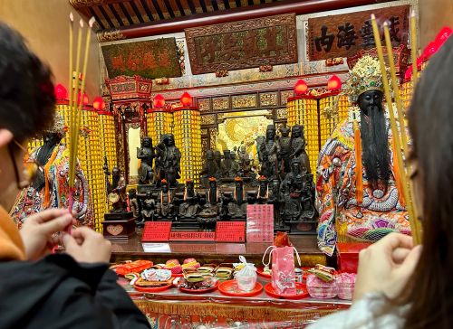 ▲拜月老，台北霞海城隍廟，情人節。(圖／記者周淑萍攝)