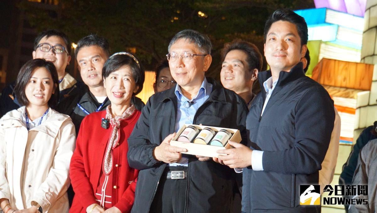 ▲北市前市長柯文哲9日晚間帶著妻子陳佩琪、民眾黨市議員、前市府首長參觀台灣燈會，由台北市長蔣萬安（右）親自接待。(圖／記者呂炯昌攝，2023.02.09)