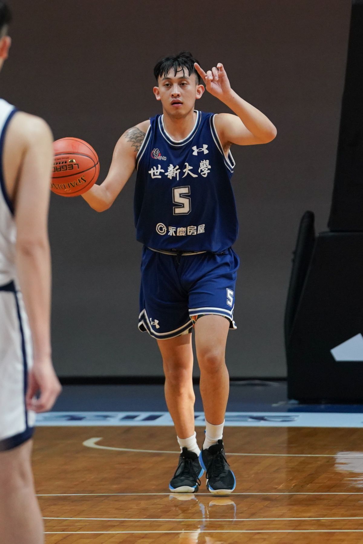 ▲世新大學得分主力陳將双第三節扭到腳退場，本場攻下11分。大專體總提供