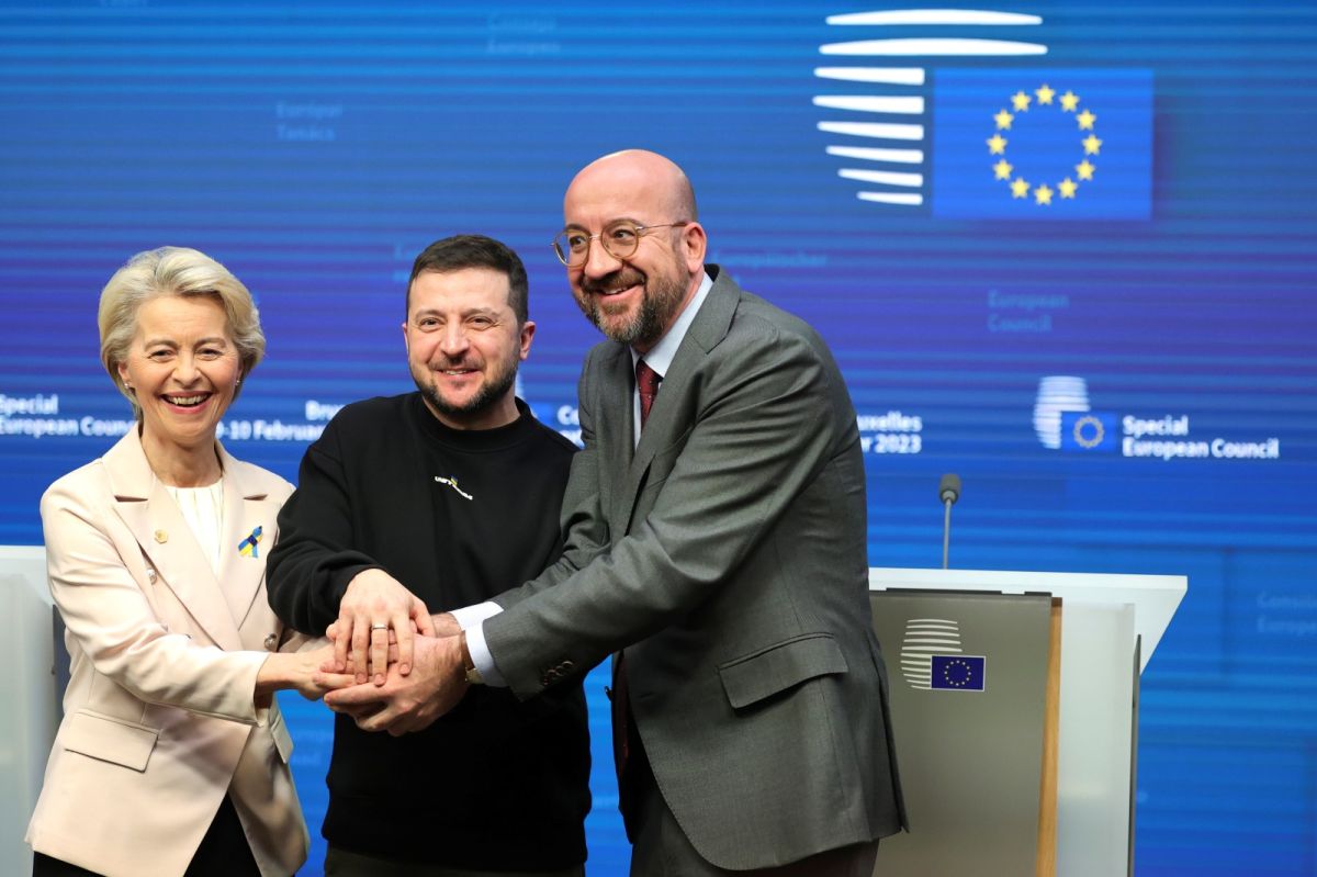 ▲烏克蘭總統澤倫斯基（Volodymyr Zelenskyy）9日在布魯塞爾受到英雄般的歡迎，他向歐盟領袖們呼籲提供更多武器抵禦俄羅斯入侵，以及就烏克蘭加入歐盟一事迅速展開談判。（圖／美聯社／達志影像）