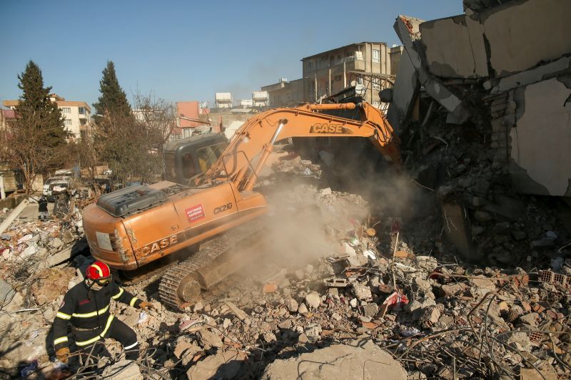 ▲土耳其日前發生規模7.8的強震，死亡民眾已超越2萬多人，各國物資、善款也紛紛湧入當地。（圖／美聯社／達志影像）