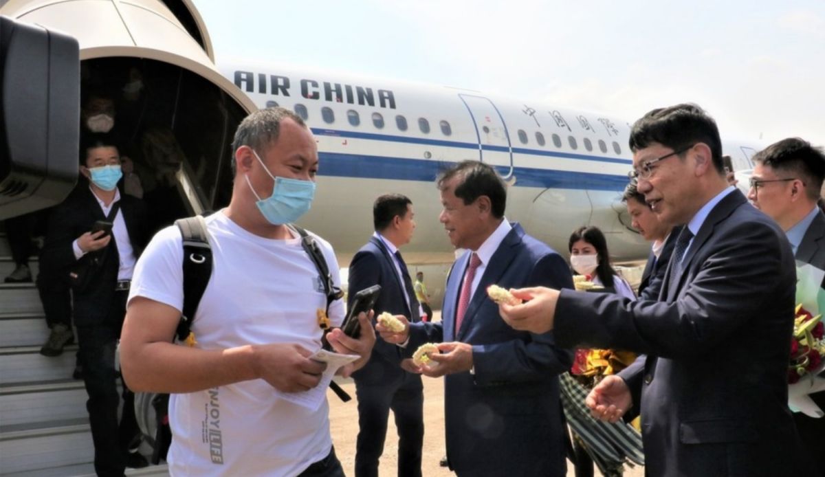 ▲柬埔寨允許中國遊客在當地直接使用人民幣，希望能更多刺激消費。圖為柬國旅遊部長唐坤等人在機場迎接入境中國遊客。（圖／翻攝自柬中時報）