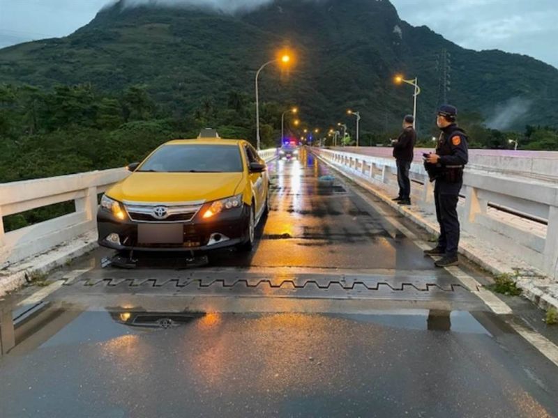 ▲花蓮一名吳姓婦人，8日清晨醉倒在水源橋南下車道上，遭路過的計程車輾過不治。（圖／翻攝畫面）