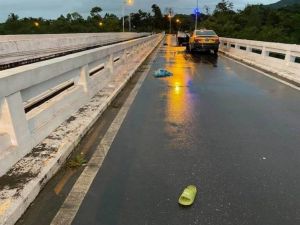 ▲花蓮一名吳姓婦人，酒駕醉倒在水源橋南下車道上，遭路過的計程車輾過不治。（圖／翻攝畫面）