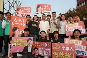 ▲民進黨青年部「國務青陪慧團」赴南投掃街，吳怡農也現身陪同拜票。（圖／民進黨提供）