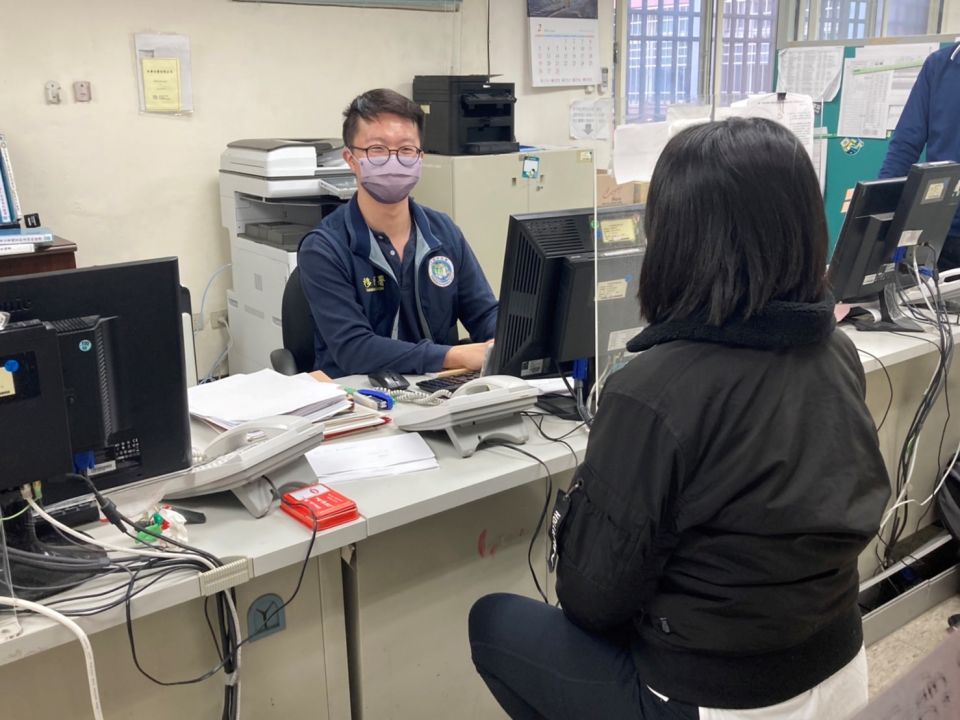 ▲越南籍女性看護工自行到案。（圖／移民署）