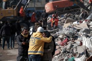 ▲土耳其與敘利亞接壤地區6日發生規模7.8強震，救援工作持續進行。（圖／美聯社／達志影像）