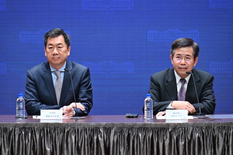 ▲行政院發言人陳宗彥、教育部長潘文忠今日舉行記者會，宣布鄭世忠出任體育署長。（圖／行政院提供）