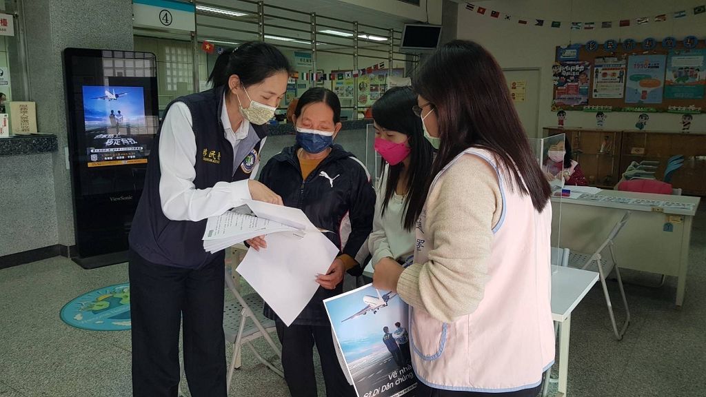 ▲嘉義縣服務站透過越南語通譯向新住民解說專案內容。（圖／移民署）