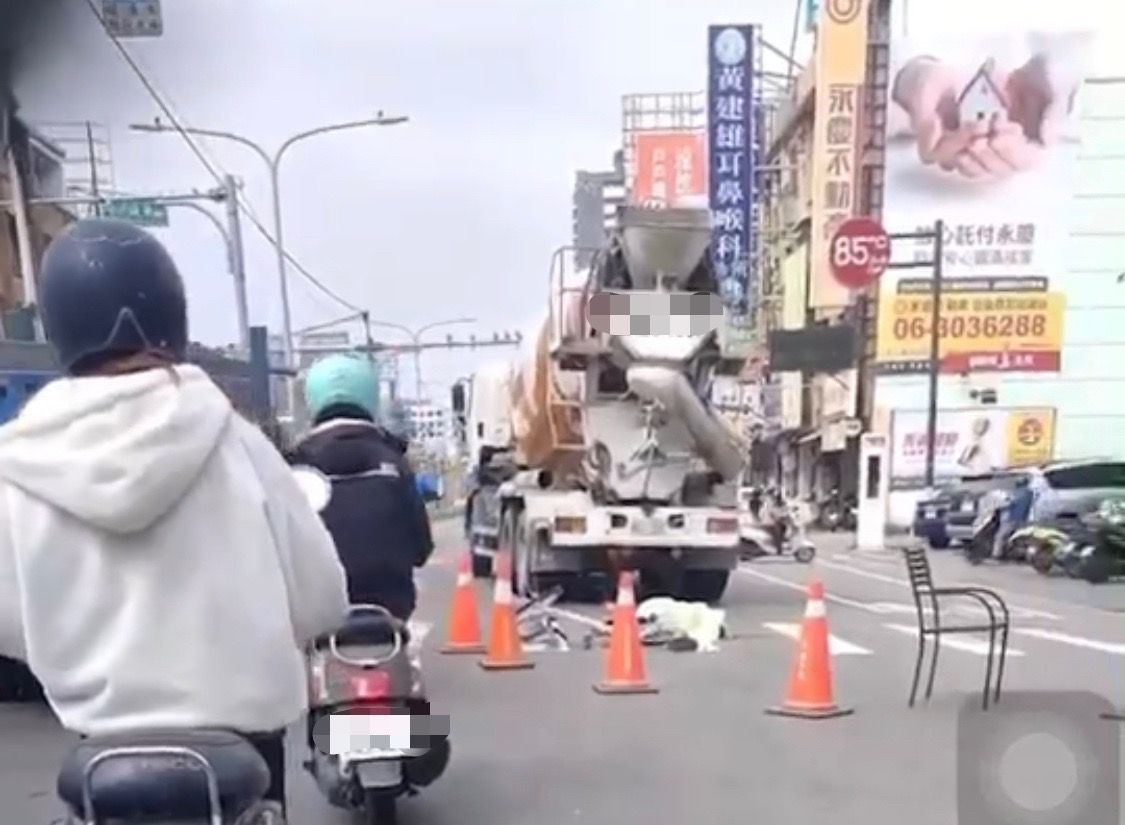 ▲台南永康區10日上午，傳出一起死亡車禍。（圖／翻攝自記者爆料網）