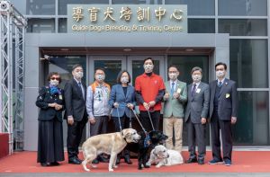 ▲喜愛動物的總統蔡英文出席「惠光導盲犬培訓中心揭牌儀式」。（圖／總統府提供）