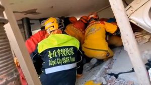 ▲台灣搜救隊挺進土耳其災區，耗時時19小時37分鐘救出一名受困在變形樓地板的災民。（圖／翻攝畫面）