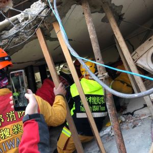 ▲台灣搜救隊挺進土耳其災區，耗時時19小時37分鐘救出一名受困在變形樓地板的災民。（圖／翻攝畫面）